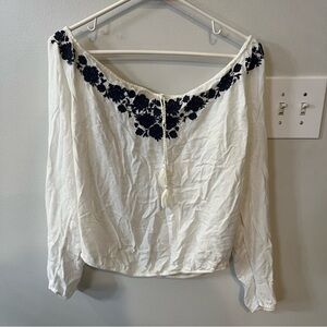 cute floral top
brand hollister
size small
good condition